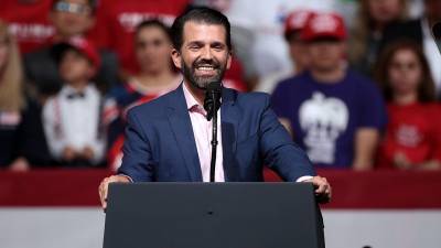 Дональд Трамп - Джо Байден - Трамп-младший усомнился, что Байден споткнулся на трапе из-за ветра - riafan.ru - Вашингтон - Московская обл. - шт. Джорджия - шт. Мэриленд