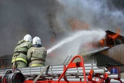 Тонна дизтоплива чуть не загорелась при пожаре в ангаре в центре Читы - mk.ru - Забайкальский край - Чита