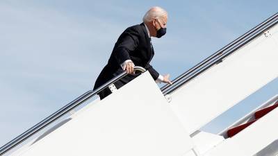 Дональд Трамп - Джо Байден - Сын Трампа прокомментировал инцидент с Байденом на трапе самолета - iz.ru
