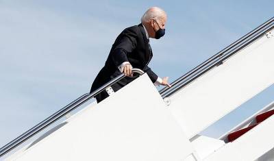 Дональд Трамп - Байден трижды упал, поднимаясь по трапу президентского самолета - newizv.ru