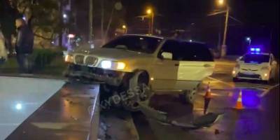 ДТП вокзал Одесса ночью 19.03.2021, водитель BMW влетел в переход - Видео - ТЕЛЕГРАФ - telegraf.com.ua - Одесса