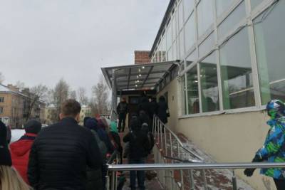 Двухчасовая очередь за загранпаспортами выстроилась в Невском районе - abnews.ru - район Невский