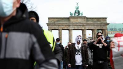 В Берлине в демонстрации против COVID-мер приняли участие неонацисты - gazeta.ru - Берлин