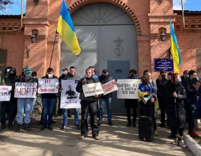 Сергей Стерненко - Праздник в неволе: в день рождения Стерненко его сторонники собрались под СИЗО Одессы - 24tv.ua - Одесса - Новости - Новости Одессы