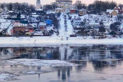 Тутаевские власти обломали лед, чтобы горожане не бегали через Волгу - yar.mk.ru - Ярославль