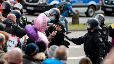 Немецких протестующих разогнали газом, нидерландских – водой - vesti.ru - Берлин - земля Гессен