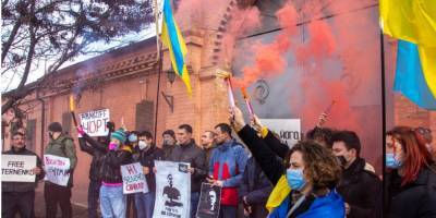 Сергей Стерненко - В Одессе возле СИЗО, где находится Стерненко, прошла акция в поддержку активиста - nv.ua - Одесса
