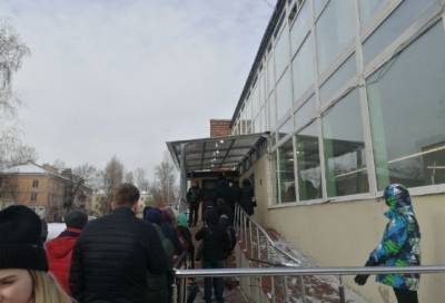 Жители Петербурга несколько часов простояли в очереди за новыми загранпаспортами - online47.ru - Ленинградская обл. - Петербурга - район Невский