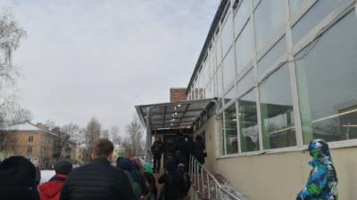 В Невском районе петербуржцы провели несколько часов в очереди за загранпаспортами - piter.tv - район Невский - Петербург