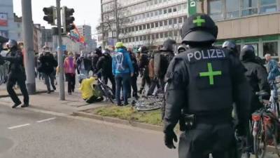 Фотокор получил в лицо на митинге, разогнанном немецкой полицией - vesti.ru - земля Гессен