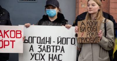 Сергей Стерненко - Под одесским СИЗО собрались активисты, чтобы поздравить Стерненко - dsnews.ua - Одесса