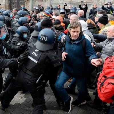В Касселе полиция применила водомет для разгона участников протеста - radiomayak.ru - земля Гессен