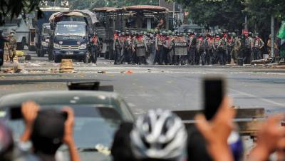Еще 12 человек погибли в Мьянме на протестах - gazeta.ru - Бирма - Янгон