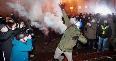 Сергей Стерненко - Беспорядки в Киеве из-за приговора Стерненко. Протестующие бьют окна в администрации президента - rus.delfi.lv - Киев - Латвия