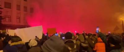 Митинг сторонников Стерненко: шумовые гранаты, разбитые окна и разрисованное здание ОП - w-n.com.ua - місто Киев