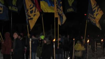 Владимир Зеленский - Сергей Стерненко - Украинские радикалы совершили нападение на офис Зеленского с помощью пиротехники - riafan.ru - Киев