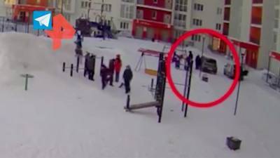 В Сургуте женщина переехала вылетевшего с горки на дорогу ребенка - iz.ru - Сургут