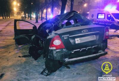 Водитель на большой скорости въехал в дерево в Петербурге - online47.ru - Санкт-Петербург - р-н Приморский