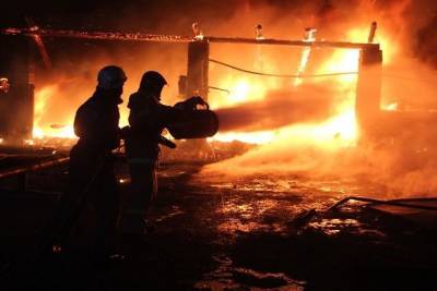 Пожарные потушили ангар с тонной дизельного топлива 20 марта в Чите - chita.ru - Чита
