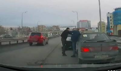 В Тюмени водителя-новичка избил оскорбившийся медленной ездой автохам (Видео) - nashgorod.ru - Тюмень