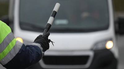 Житель Владивостока с полосатым жезлом «открыл охоту» на водителей - iz.ru - Израиль - Владивосток