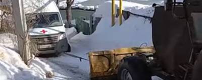 В Новосибирске в снегу увязла скорая помощь: вытаскивали тракторами - runews24.ru - Новосибирск