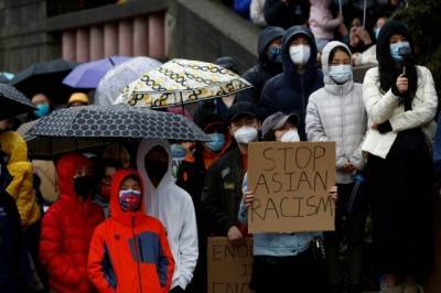 Джон Оссофф - Рафаэль Уорнок - В Атланте сотни людей устроили шествие в защиту людей с азиатскими корнями - aif.ru - USA - Сан-Франциско - шт. Джорджия