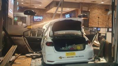 Видео: такси въехало в ресторан в Тель-Авиве, пострадали 5 человек - vesty.co.il - Тель-Авив