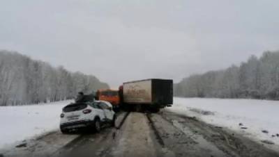 В Башкирии обгонявший фуру водитель легковушки спровоцировал двойное ДТП: Мужчина погиб - ufacitynews.ru - Башкирия - Уфа - Пермский край