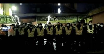 Протесты на Банковой: силовики подрались с митингующими у райотдела, где удерживали задержанного (ВИДЕО) - dsnews.ua