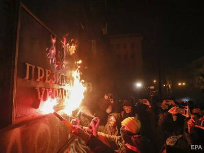 Владимир Зеленский - Сергей Стерненко - Михаил Подоляк - Подоляк считает, что люди, которые били окна во время протеста на Банковой, хотели спровоцировать полицию - gordonua.com