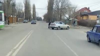 Воронежский водитель перекрыл дорогу ради помощи старушке на ходунках: появилось видео - vestivrn.ru - Воронеж
