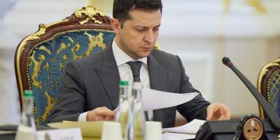 Владимир Зеленский - Андрей Ермак - Сергей Стерненко - Михаил Подоляк - Михаил Подоляк считает, что участники акции за Стерненко били окна Офиса президента ради провокации - ТЕЛЕГРАФ - telegraf.com.ua