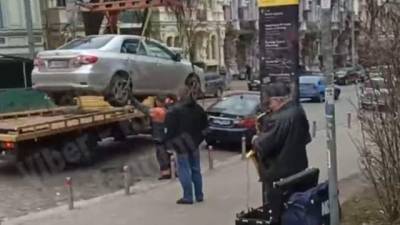 В Киеве эвакуатор забрал машину под сопровождение саксофона: забавное видео - enovosty.com - Киев