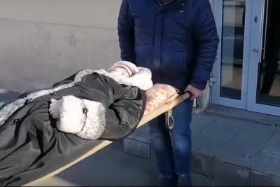 Лежачую пенсионерку принесли в банк на носилках, чтобы разблокировать карту - mk.ru - Вольск