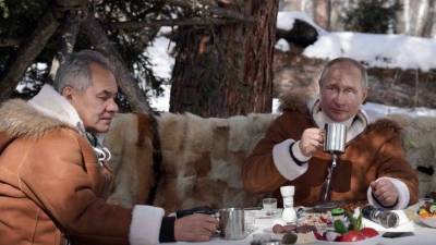 Сергей Шойгу - Владимир Путин - Дмитрий Песков - Как Путин и Шойгу проводят время в сибирской тайге — видео - 5-tv.ru - округ Сибирский - Сибирь