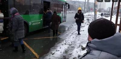 «Так на каждом шагу». В Челябинске инвалид не смог сесть в автобус из-за снега и грязи - znak.com - Челябинск