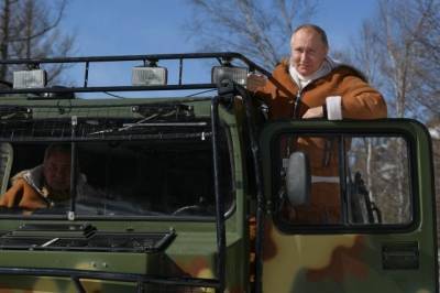 Сергей Шойгу - Владимир Путин - Дмитрий Песков - В Кремле рассказали, как Путин и Шойгу проводят выходные в Сибири - aif.ru