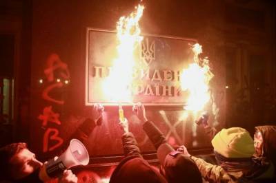 Владимир Зеленский - Сергей Стерненко - В Киеве подсчитали ущерб поврежденного радикалами здания офиса Зеленского - aif.ru - Киев