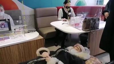 Родственники принесли пенсионерку в «Почта Банк» на носилках, чтобы получить нужную справку - argumenti.ru - Саратовская обл.