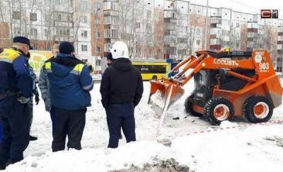 В Югре машиниста трактора зажало между кабиной и ковшом - news.megatyumen.ru - Молдавия - Сургут - Югра