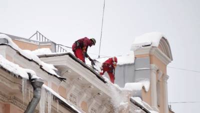Рабочий сорвался с крыши здания НГУ во время чистки снега - polit.info - Новосибирская обл.