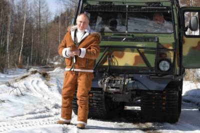 Владимир Путин - Путин в тайге ел сало, катался на вездеходе из Европы и забыл шапку - 24tv.ua