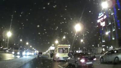 В Сеть выложили видео с открывшим стрельбу на дороге в Москве водителем скорой помощи - iz.ru - Москва