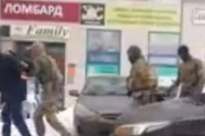 Валерий Горелых - Екатеринбуржцы засняли задержание подозреваемых в распространении наркотиков - eburg.mk.ru - Екатеринбург - Свердловская обл.
