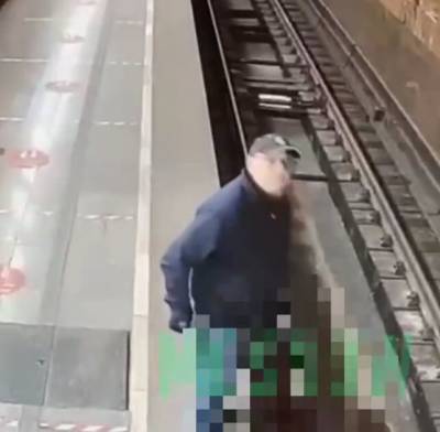 В Москве пассажир упал на рельсы в метро - readovka.news - Москва