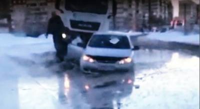 Спасение утопающих: в Ярославле легковушка застряла в огромной луже. Видео - progorod76.ru - Ярославль