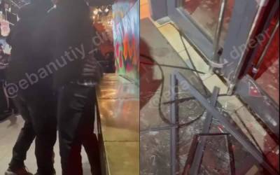 Разгромили бургерную: хулиганы в Днепре устроили драку – видео, фото - 24tv.ua - Новости