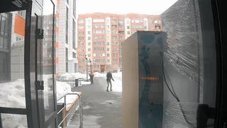 В Новосибирске упавший с крыши металлический лист едва не убил мужчину с ребёнком — видео - reendex.ru - Новосибирск