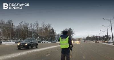 Ольга Плешкова - В Казани на видео сняли, как сотрудники ГИБДД уговаривали водителя спуститься с крыши авто - realnoevremya.ru - респ. Татарстан - Казань